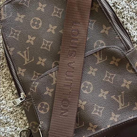 Louis Vuitton Avenue Sling Bag - Picture 5 of 8